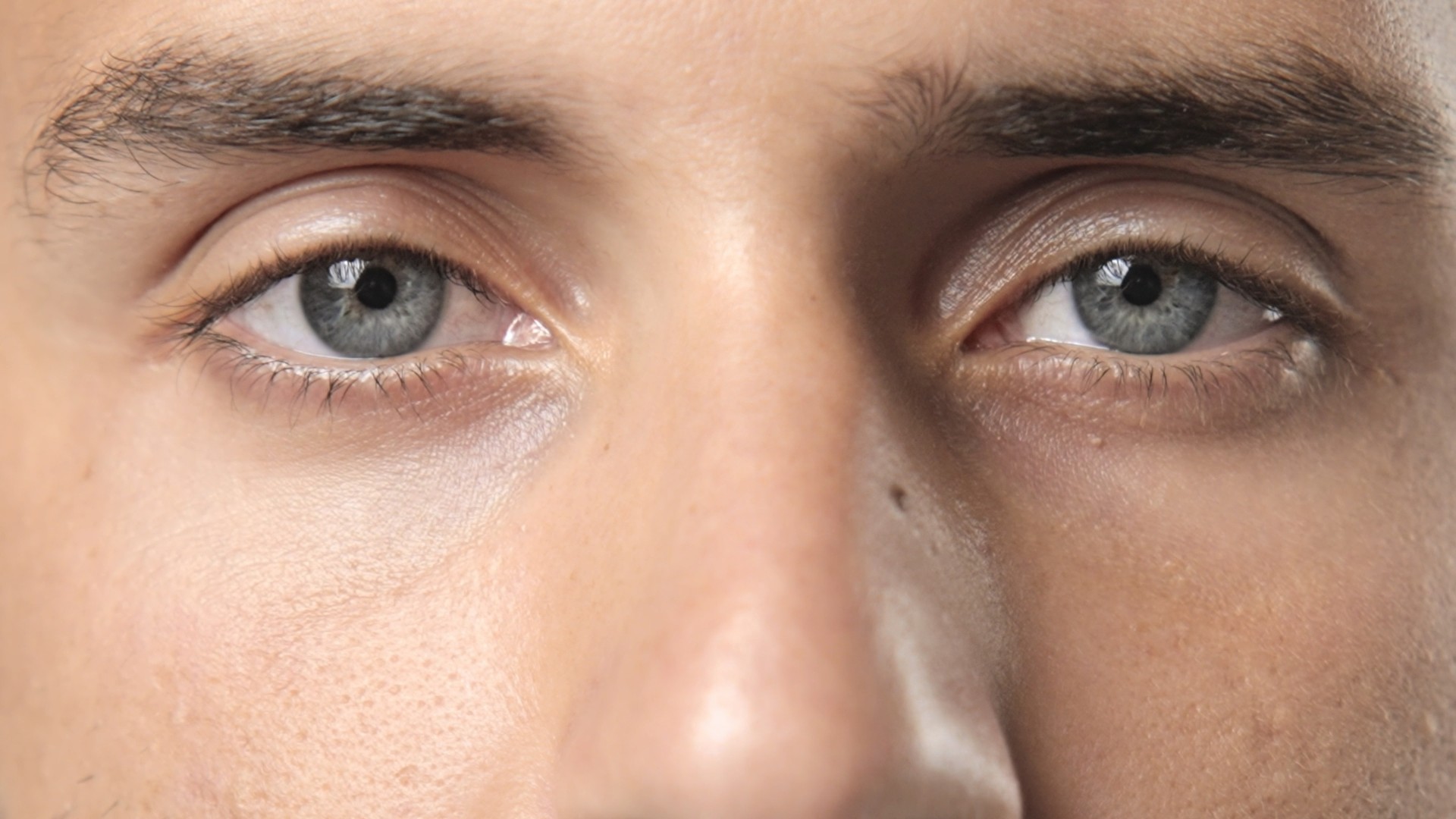 Se raser les cils : cette tendance apparue sur les réseaux sociaux très dangereuse pour les yeux