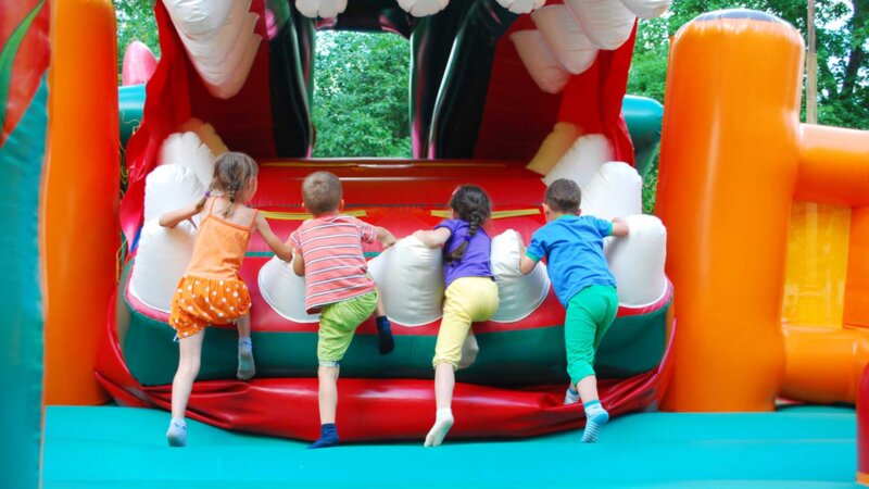 Sécurité des châteaux et structures gonflables : 7 attractions sur 10 ne sont pas aux normes