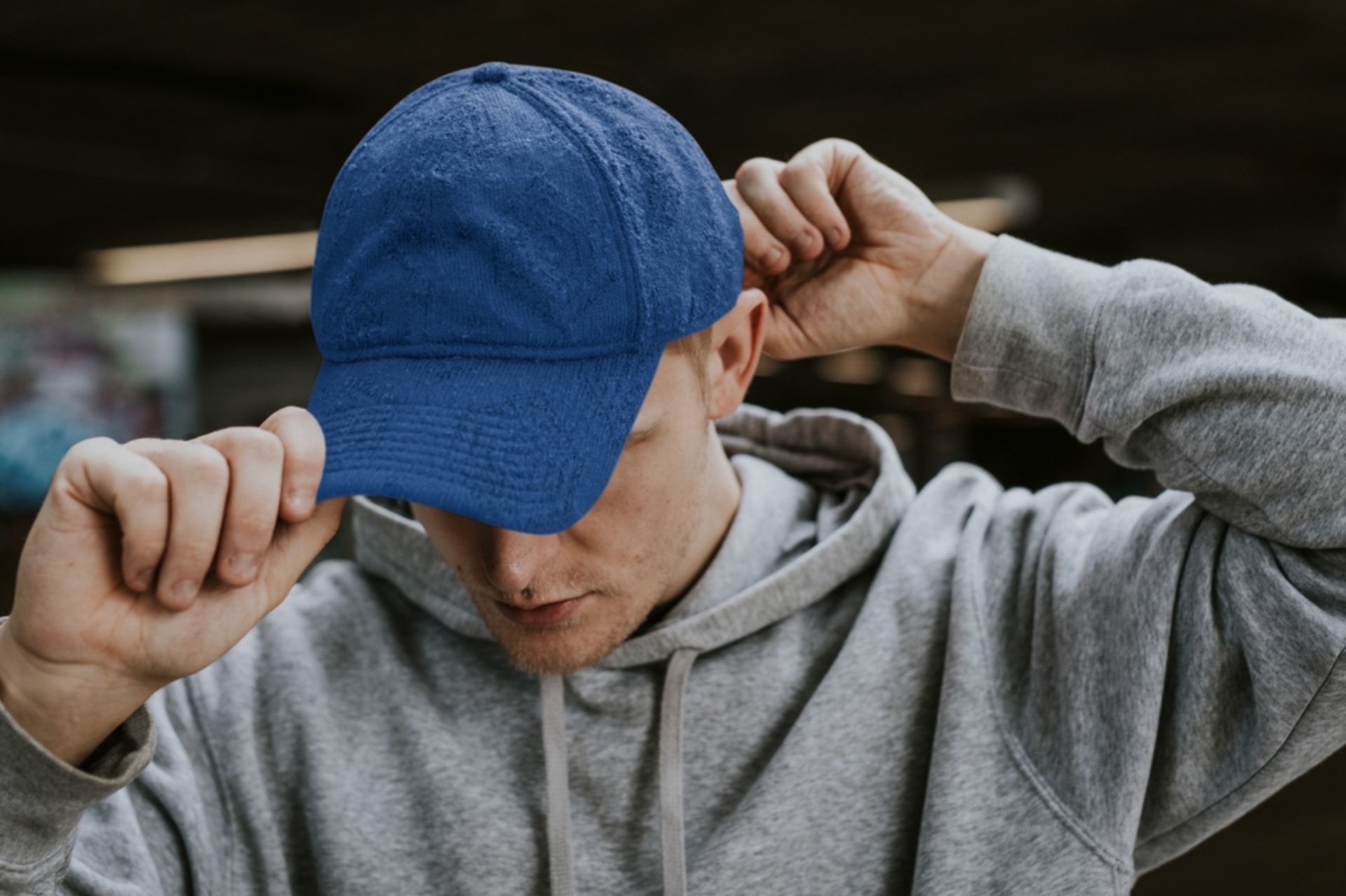 Porter un chapeau ou une casquette peut-il provoquer une chute de cheveux ?