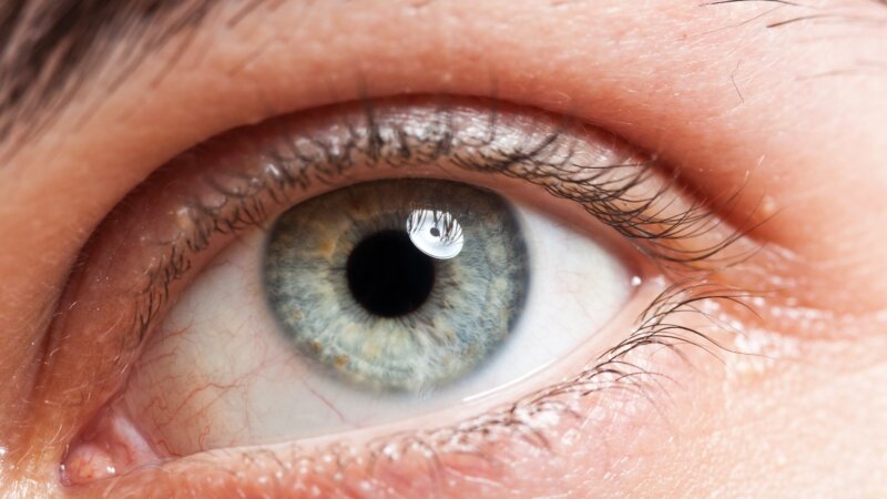 La kérato-pigmentation : une tendance esthétique qui peut mettre l’œil en danger