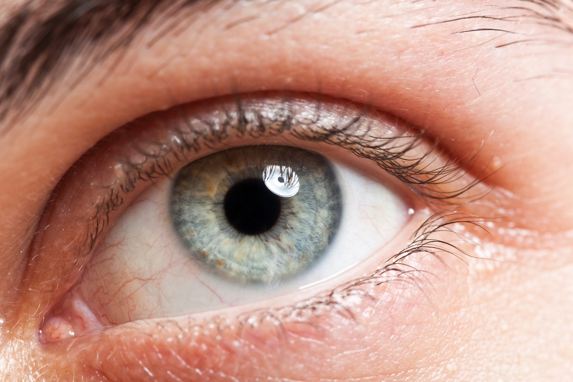 La kérato-pigmentation : une tendance esthétique qui peut mettre l’œil en danger