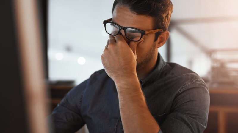 Le port de lunettes, de plus en plus occasionnel