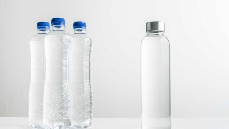 L’Anses alerte : les bouteilles en verre contiennent plus de microplastiques que les bouteilles en… plastique