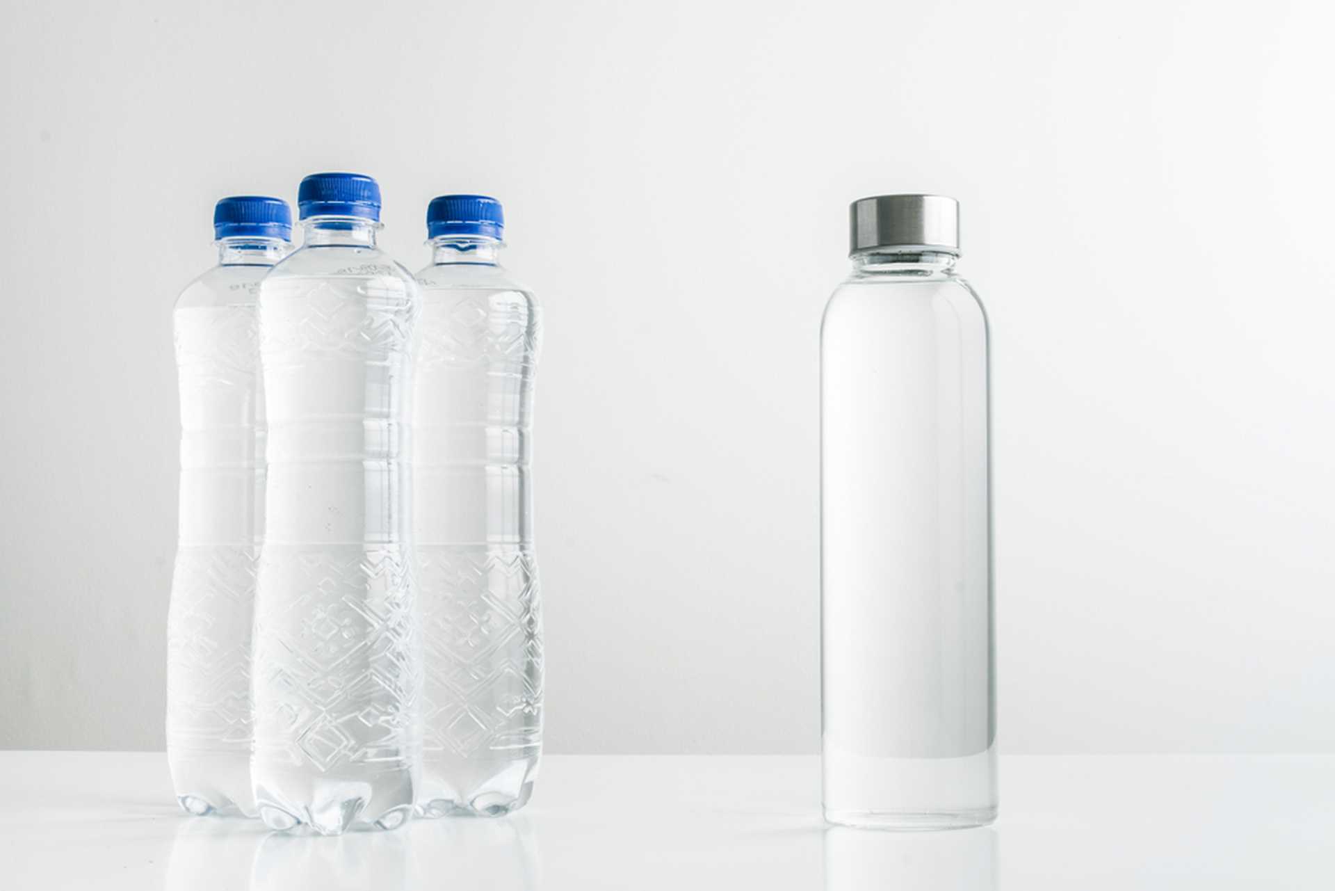 L’Anses alerte : les bouteilles en verre contiennent plus de microplastiques que les bouteilles en… plastique