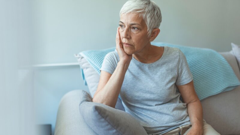 Dépression ou trouble bipolaire tardif : les signes avant-coureurs de la maladie d’Alzheimer ?