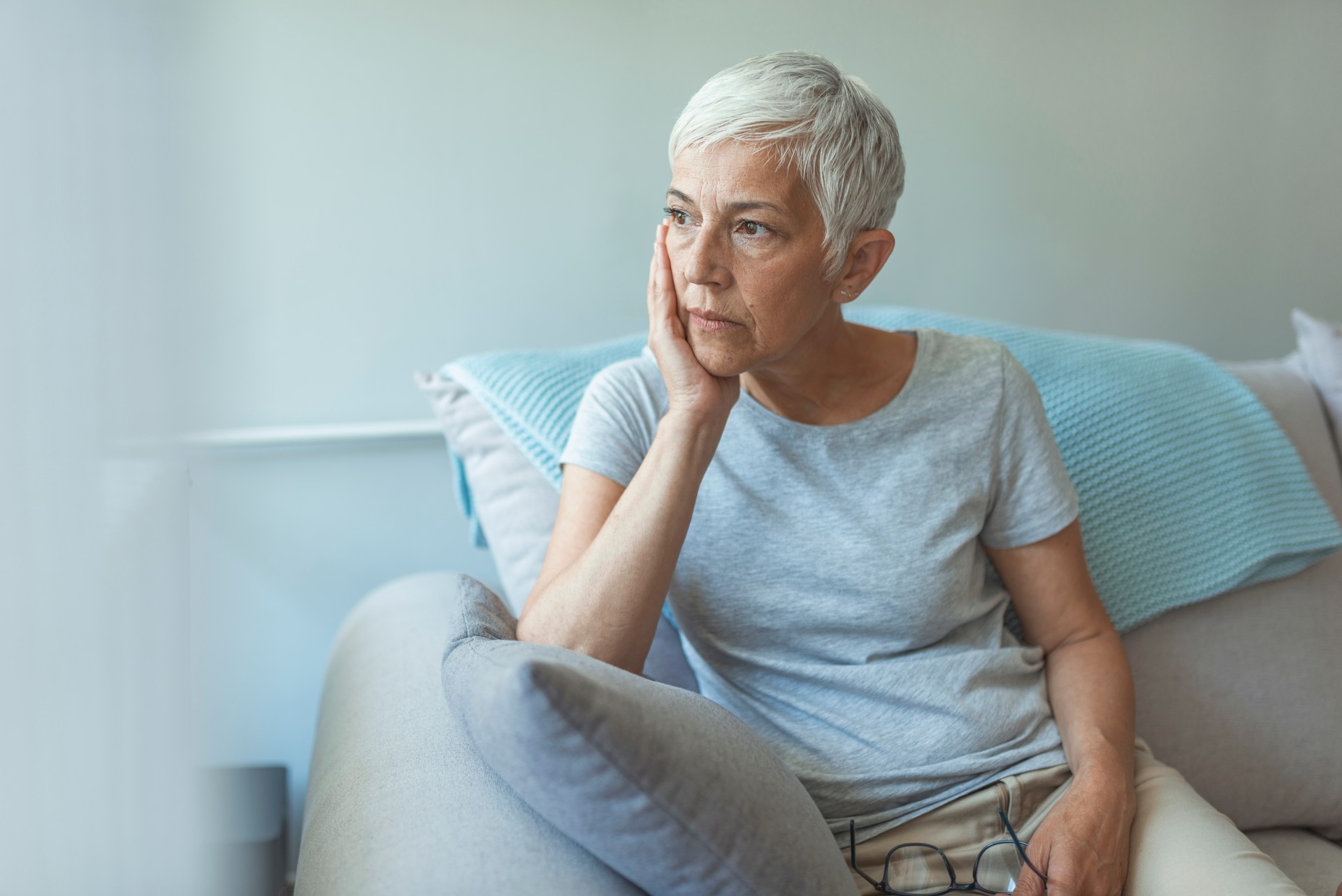 Dépression ou trouble bipolaire tardif : les signes avant-coureurs de la maladie d’Alzheimer ?