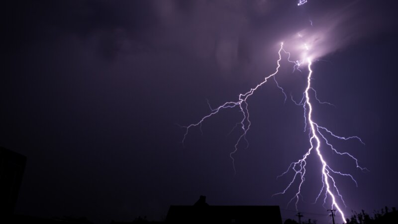 Frappés par la foudre : comment soigner les symptômes inexpliqués des fulgurés ?