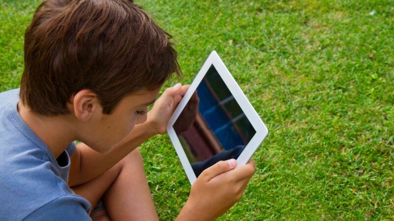 Ecrans : 5 astuces pour aider votre ado à déconnecter pendant les vacances