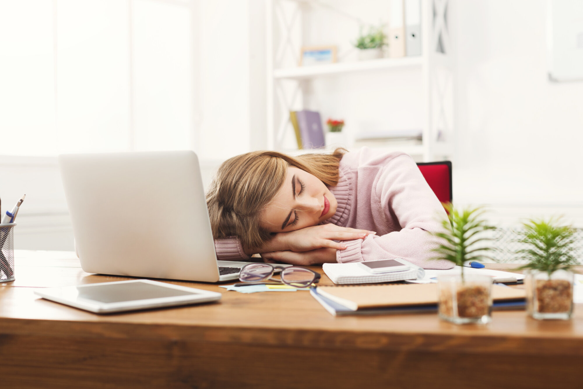 Et si on s’autorisait à dormir (un peu) au travail ?