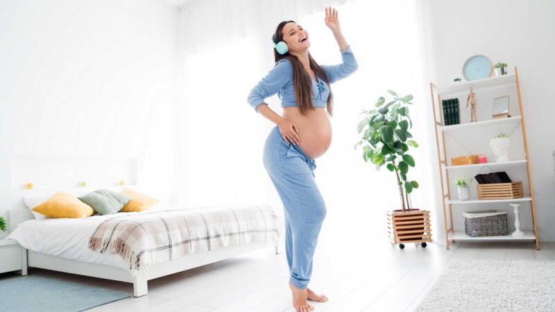 Danse, marche active, rapports sexuels… Qu’est-ce qui déclenche l’accouchement ?