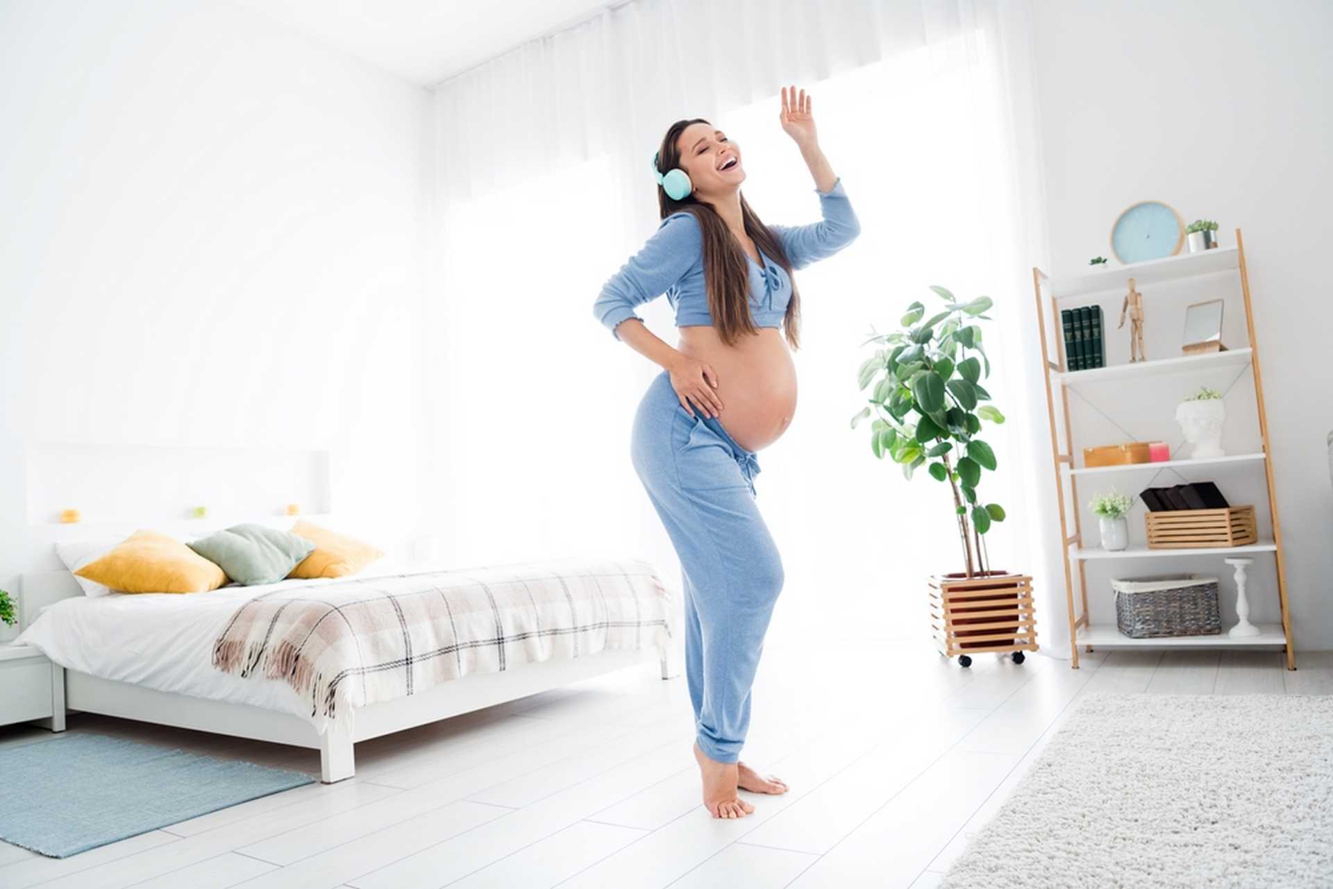 Danse, marche active, rapports sexuels… Qu’est-ce qui déclenche l’accouchement ?