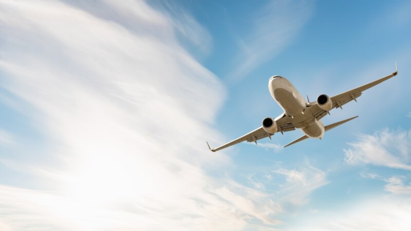 Un tiers des hommes se croit capable de faire atterrir un avion en urgence : pourquoi le pensent-ils ?