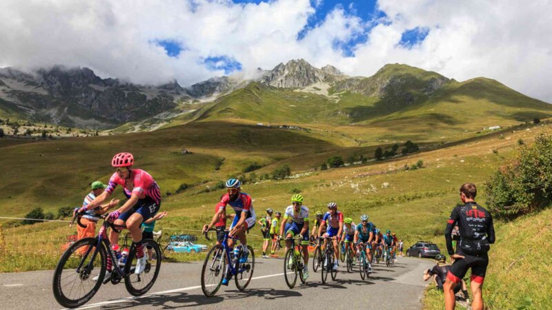 Tour de France : comment l’alimentation permet-elle aux coureurs de tenir le choc ?