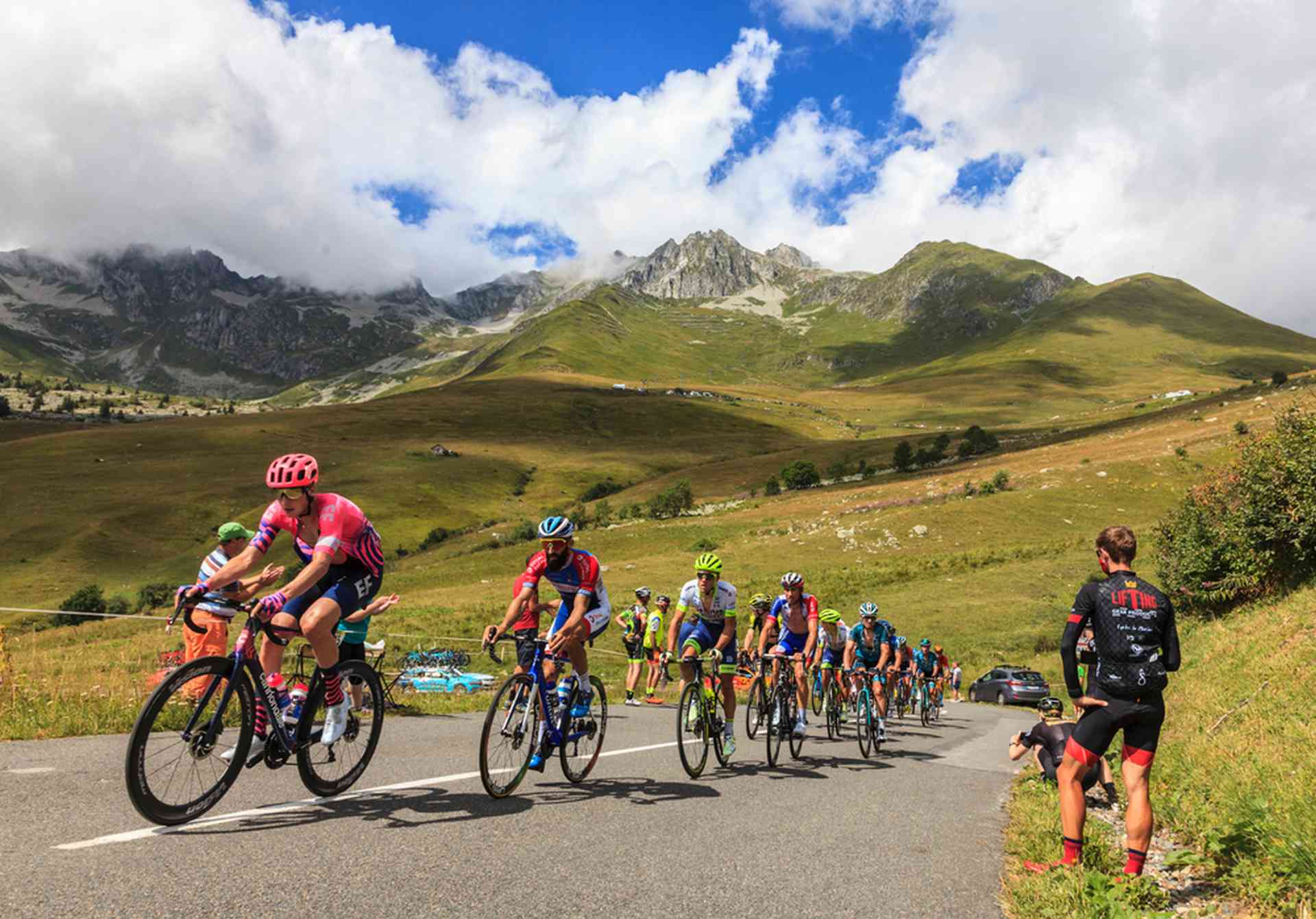 Tour de France : comment l’alimentation permet-elle aux coureurs de tenir le choc ?
