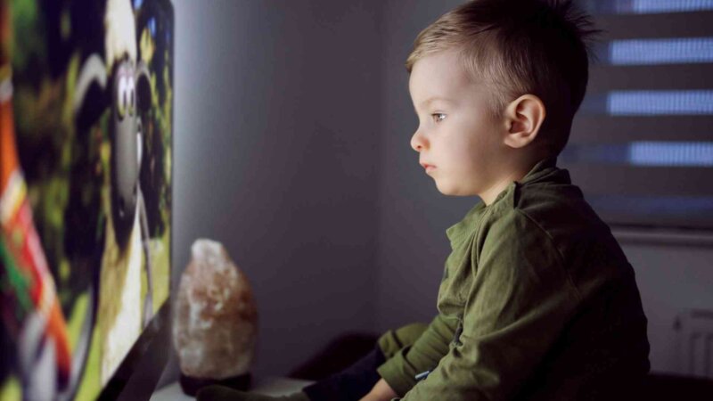 Chaque heure passée devant un écran augmente les risques cardiaques chez les jeunes