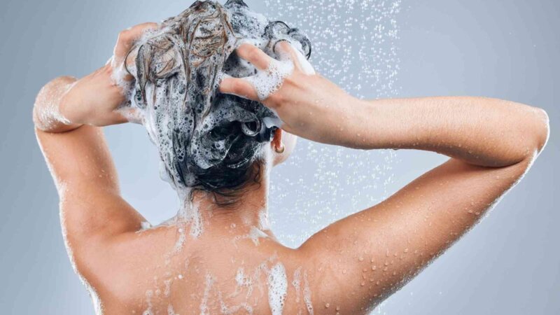 À quelle fréquence se laver les cheveux ?