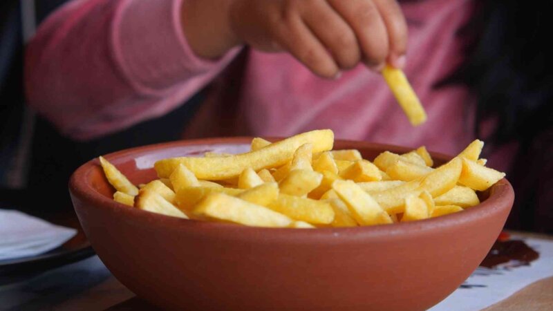 Manger des frites trois fois par semaine augmente le risque de diabète