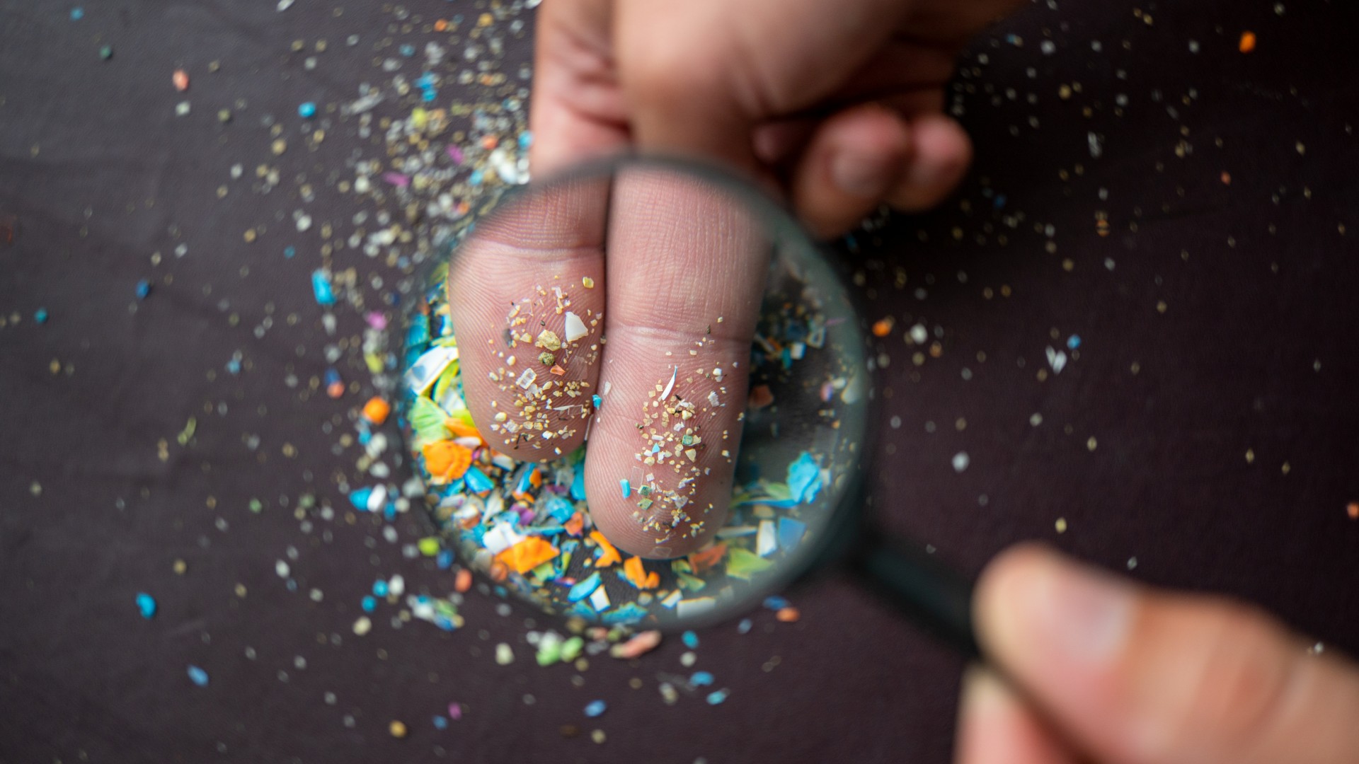 Pollution intérieure : 100 fois plus de particules fines de microplastiques qu’on ne le pensait !