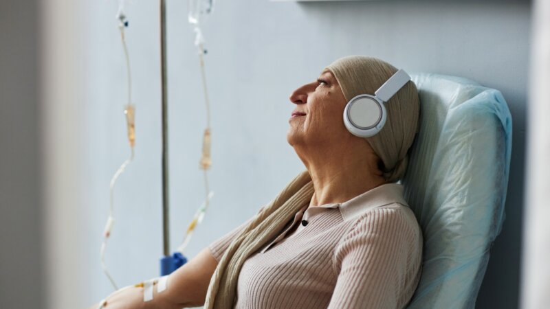 Cancer du sein : une étude remet en cause l’utilité de la chimiothérapie après 70 ans