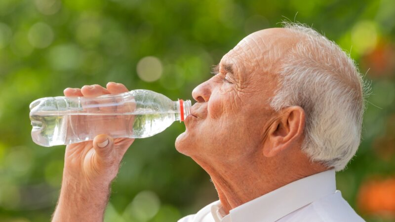 Canicule : qu’est-ce que l’hyponatrémie, liée à une consommation excessive d’eau ?