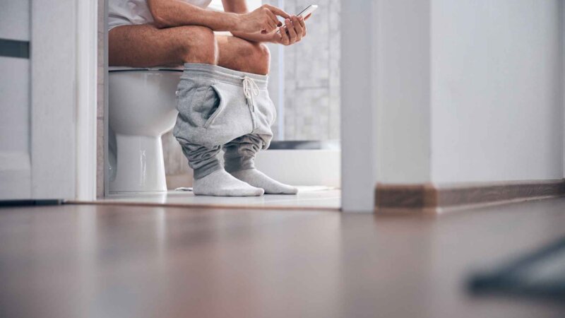 Aux toilettes, scroller sur son téléphone augmente le risque d’hémorroïdes