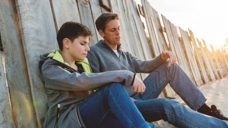 Mon ado a honte de moi : que faire ?