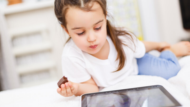 Écrans et enfants : un usage massif dès le plus jeune âge et des inégalités sociales