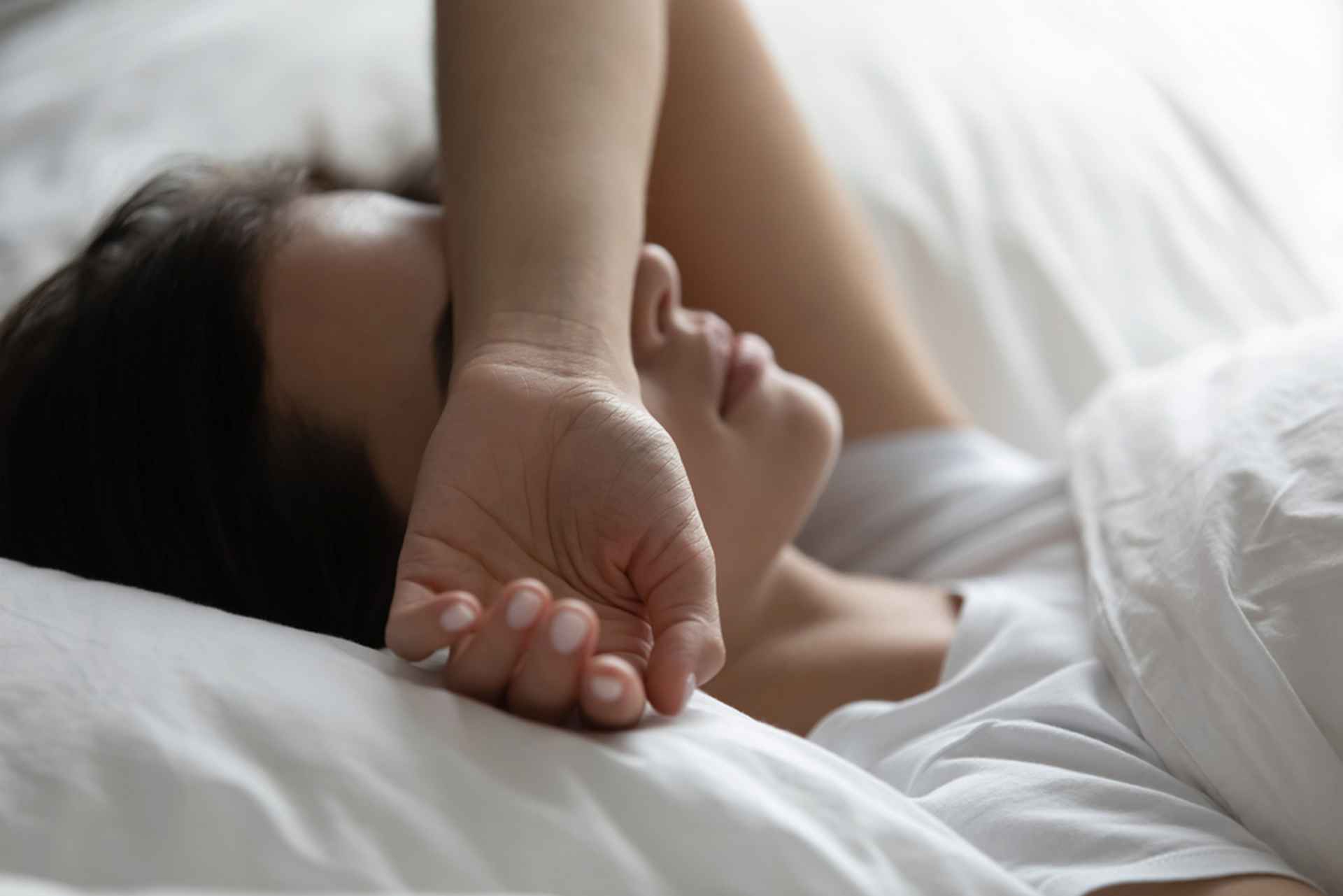 Myoclonie nocturne : pourquoi sursaute-t-on en s’endormant ?