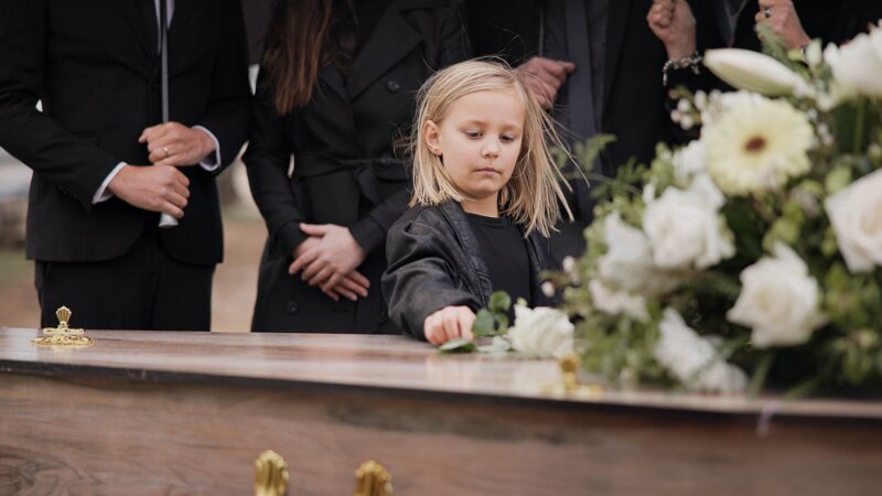 Deuil: faut-il emmener un enfant à un enterrement?