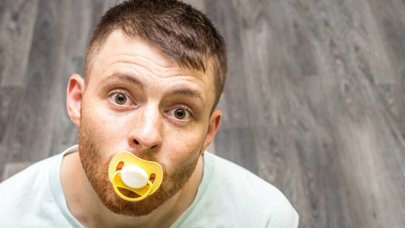 Tétines pour adultes : des risques pour la santé bucco-dentaire