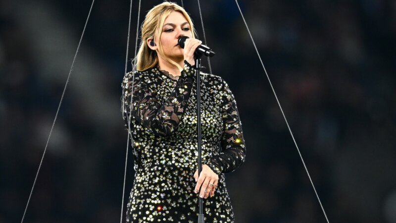 Spondylarthrite ankylosante : quelle est cette maladie dont souffre la chanteuse Louane ?