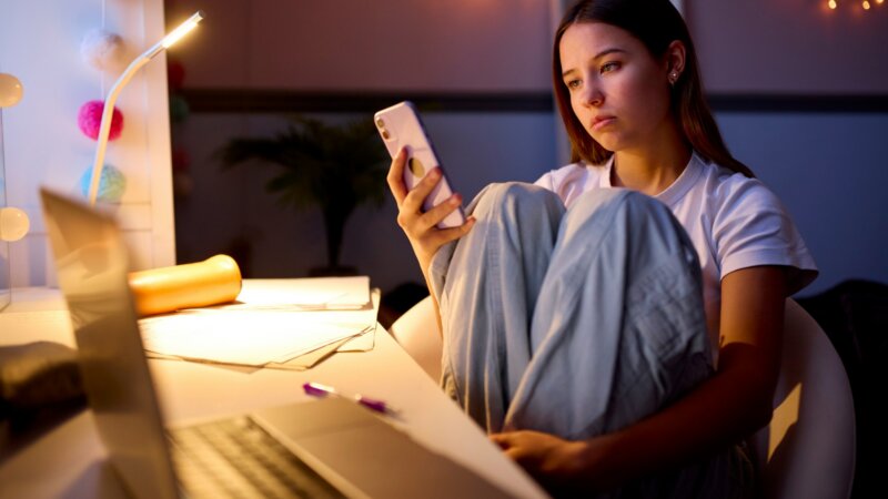 Réseaux sociaux : « les parents n’ont aucune idée de ce qui se passe dans le portable de leur enfant »