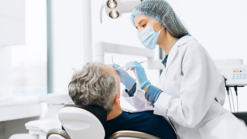 Mauvaise santé bucco-dentaire : un risque accru d’AVC ?