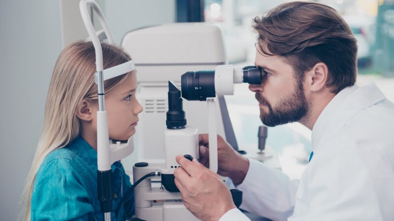 Troubles visuels chez les enfants : sensibiliser les parents