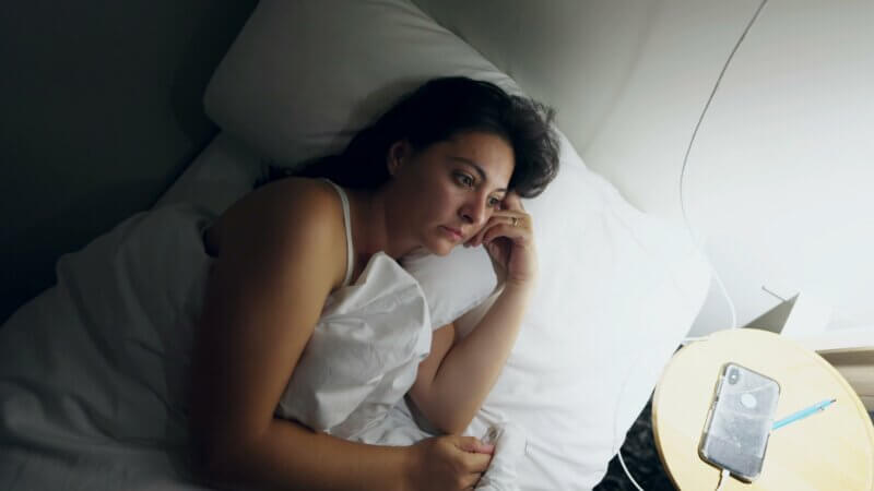 Ruminations mentales du soir : conseils pratiques pour retrouver la sérénité