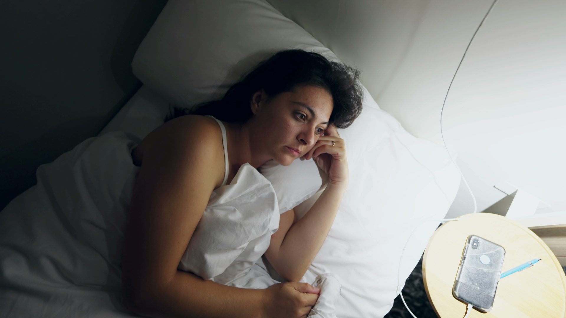 Ruminations mentales du soir : conseils pratiques pour retrouver la sérénité