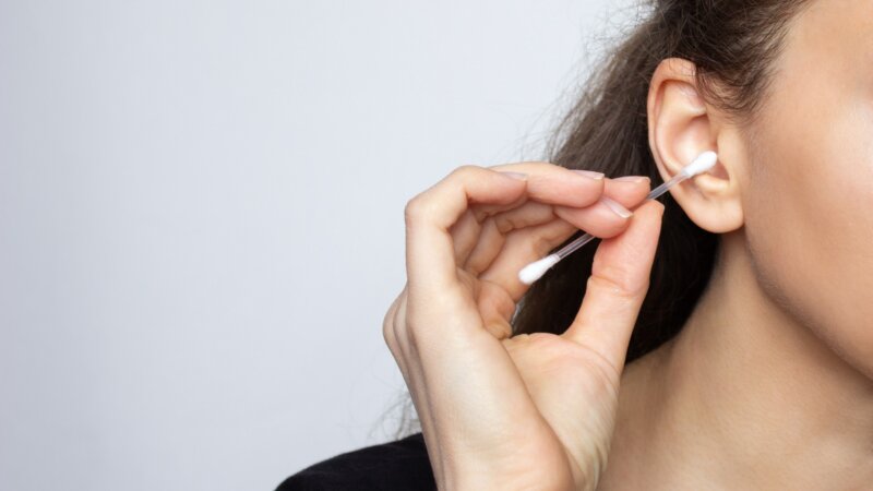 Oreilles : pourquoi il faut en finir avec l’usage du coton-tige ?