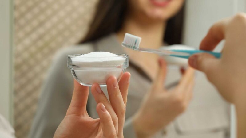 Le bicarbonate pour blanchir les dents, vraiment sans danger ?