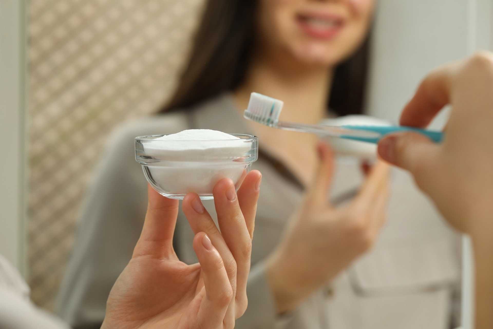 Le bicarbonate pour blanchir les dents, vraiment sans danger ?