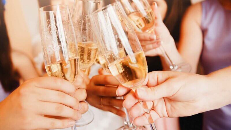 Réveillon du Nouvel An : 5 idées reçues sur l’alcool à connaître avant de trinquer