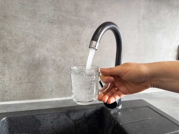 Peut-on boire l’eau chaude du robinet ?