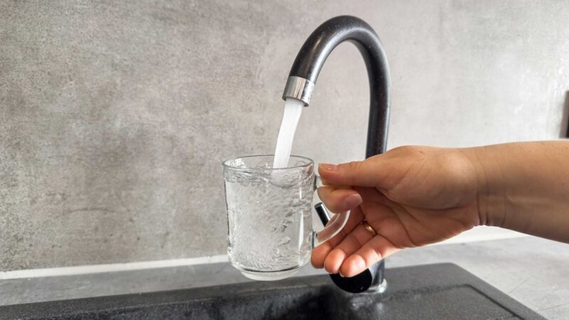 Peut-on boire l’eau chaude du robinet ?