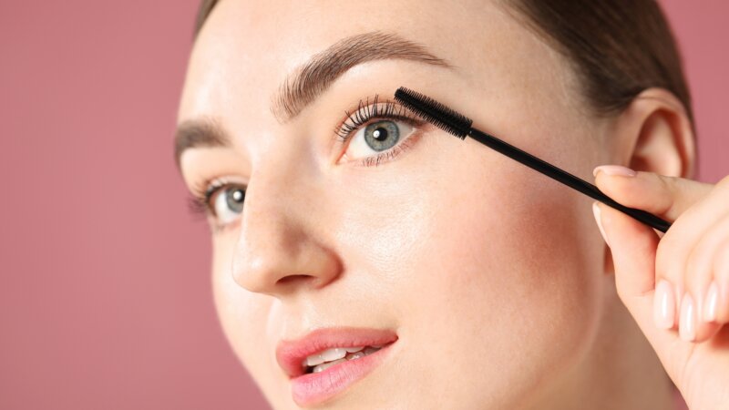 Des cosmétiques pour faire pousser les cils : quand la beauté menace la santé des yeux