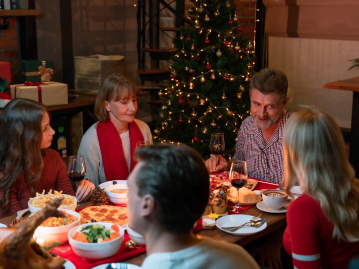 Toujours pas de bébé ? Toujours pas marié ? : à Noël, comment gérer les questions gênantes de la famille ?