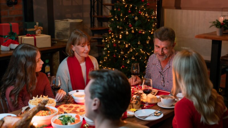 Toujours pas de bébé ? Toujours pas marié ? : à Noël, comment gérer les questions gênantes de la famille ?