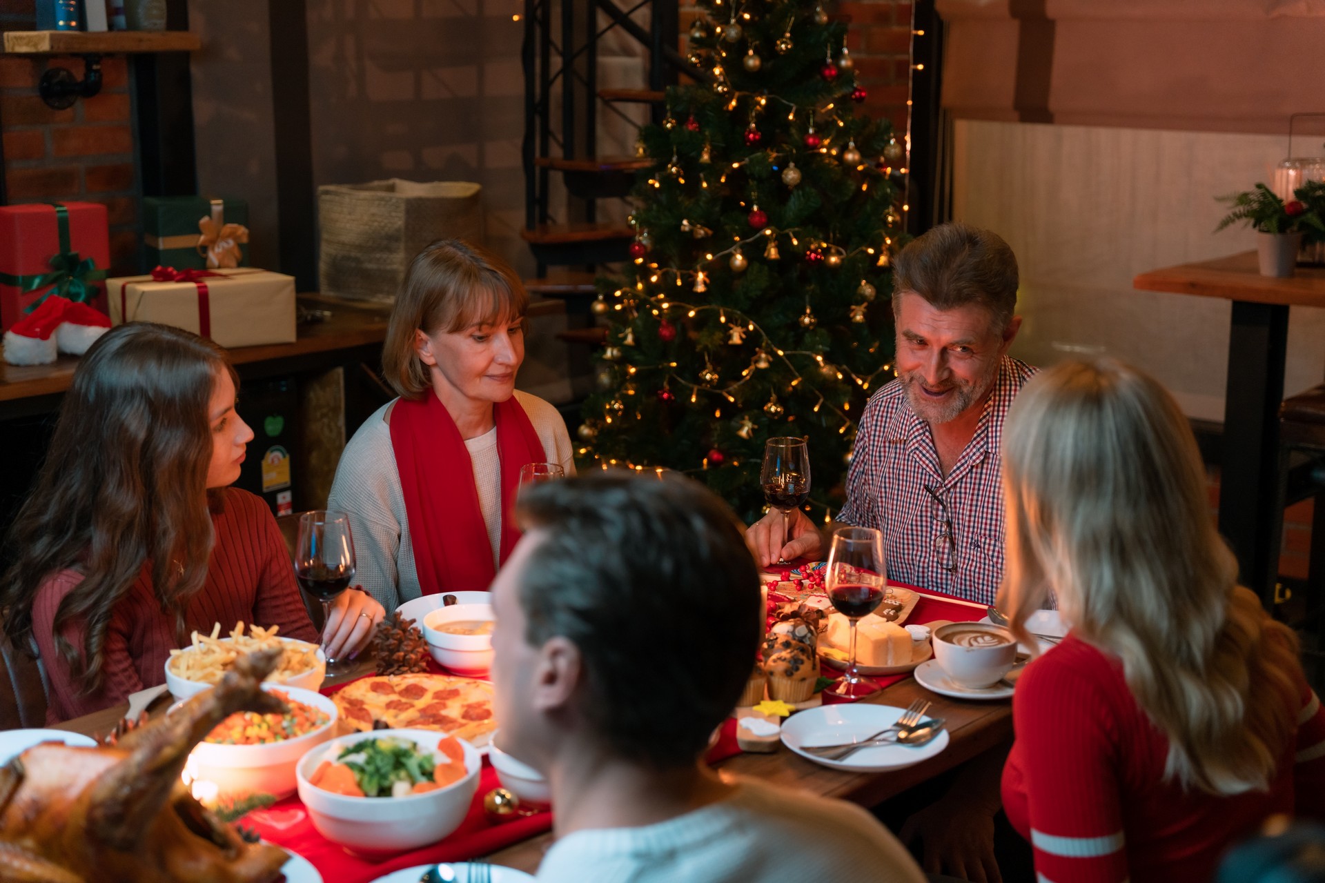 Toujours pas de bébé ? Toujours pas marié ? : à Noël, comment gérer les questions gênantes de la famille ?