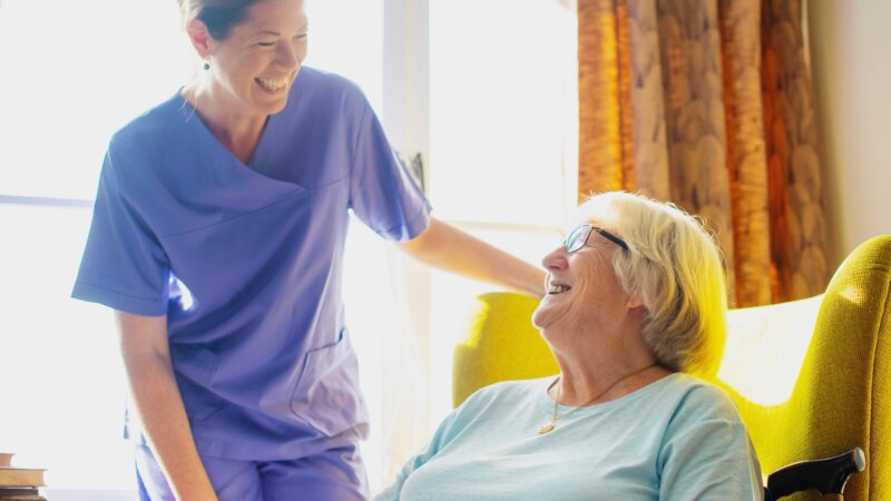 Parler aux aînés comme à des enfants : pourquoi faut-il éviter l’elderspeak ?