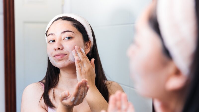 Dermatologie : comment prendre soin de la peau de nos enfants et adolescents ?