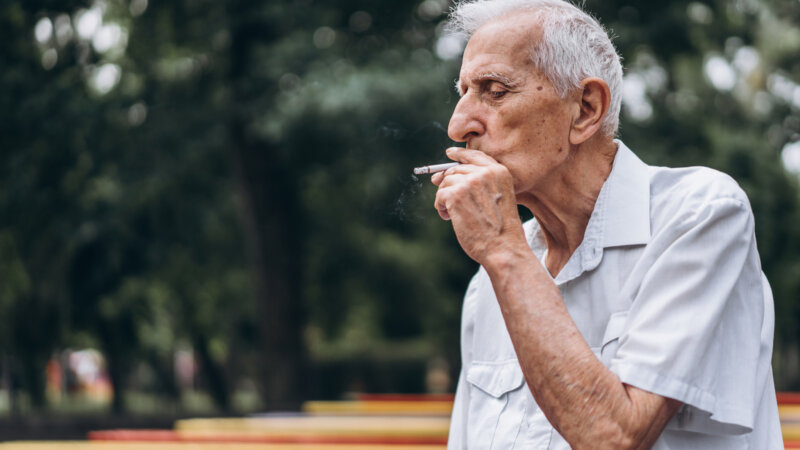 Arrêter de fumer après 65 ans : bénéfique même en cas de maladies cardiovasculaires !