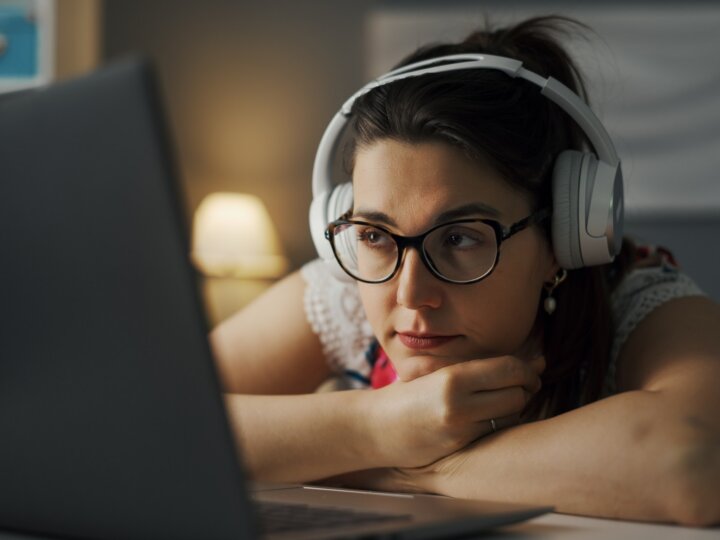 Regarder ou écouter à vitesse accélérée : un risque pour les capacités cognitives ?